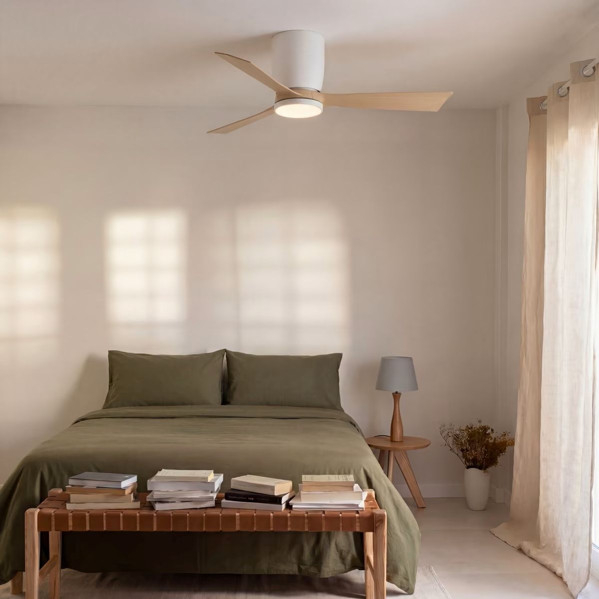 Una habitación con ventilador de techo