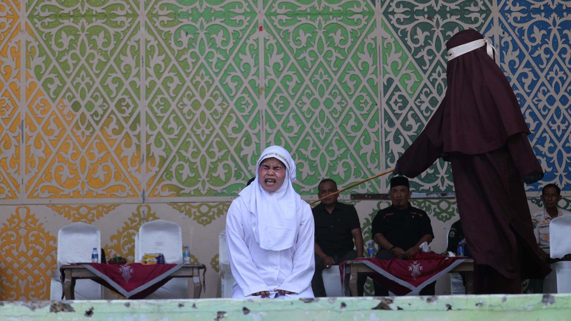 Una mujer, azotada por violar la ley islámica en Banda Aceh, Indonesia, el 2 de julio de 2026. Una mujer, azotada por violar la ley islámica en Banda Aceh, Indonesia, el 2 de julio de 2026.