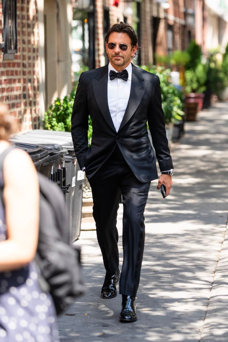 Bradley Cooper, llegando a la boda de Taylor Swift y Travis Kelce