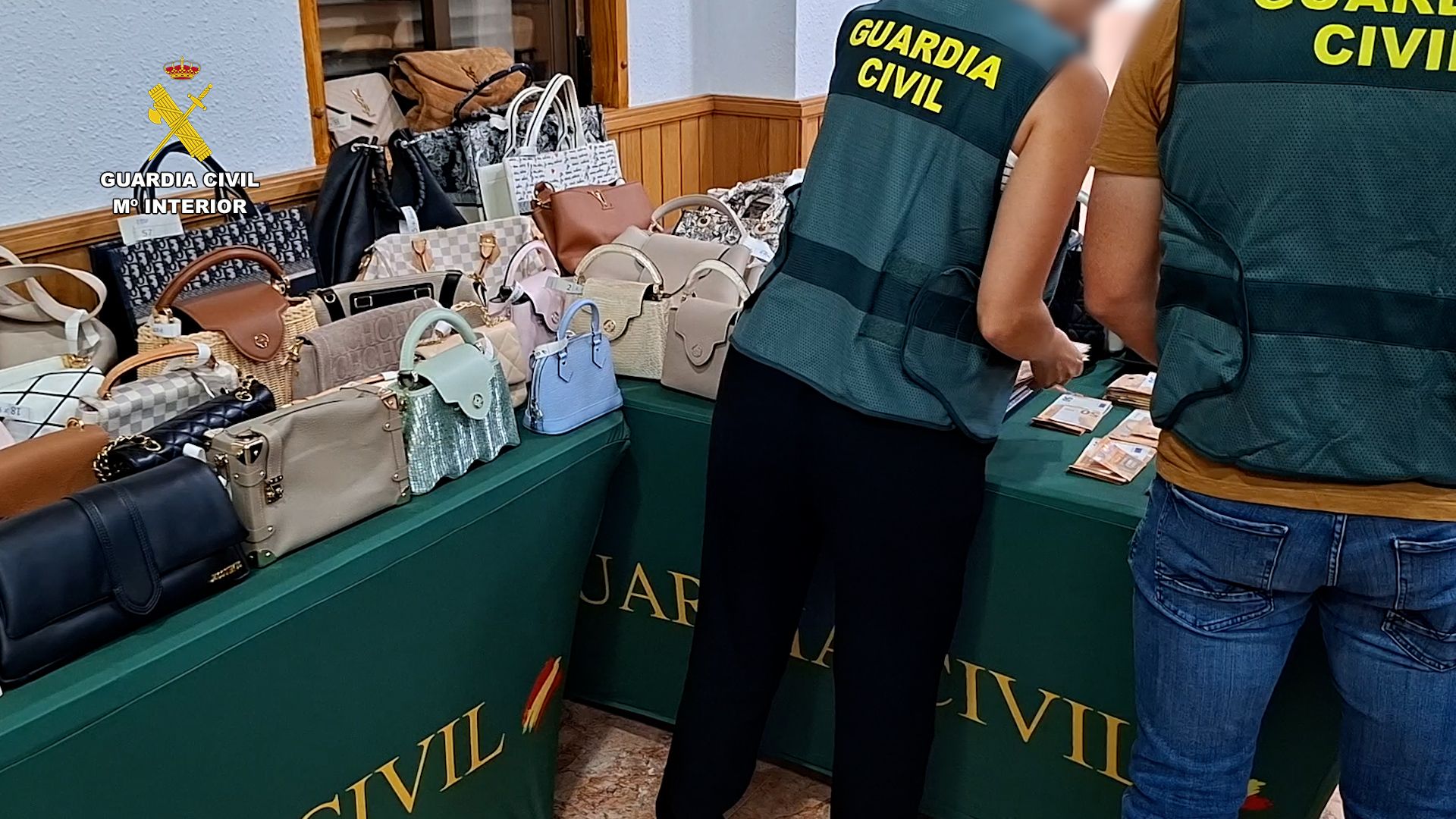 Cantidad de bolsos caros que tenían los miembros de la familia