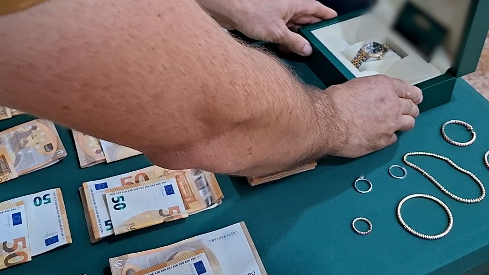 Dinero en efectivo y relojes costosos que tenían los miembros de la familia