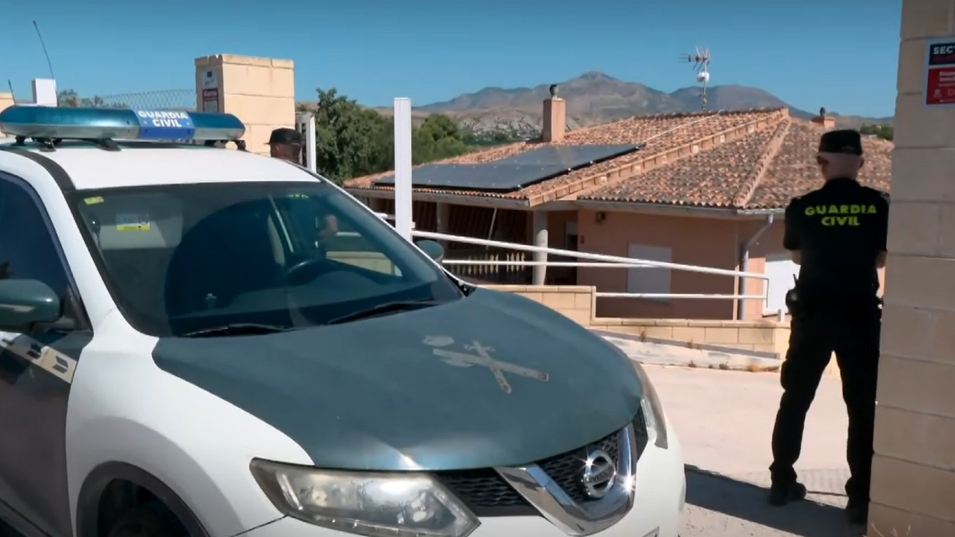 El hombre detenido por matar a su mujer y a una de sus hijas en Alicante permanece ingresado en el hospital bajo custodia policial El hombre detenido por matar a su mujer y a una de sus hijas en Alicante permanece ingresado en el hospital bajo custodia policial