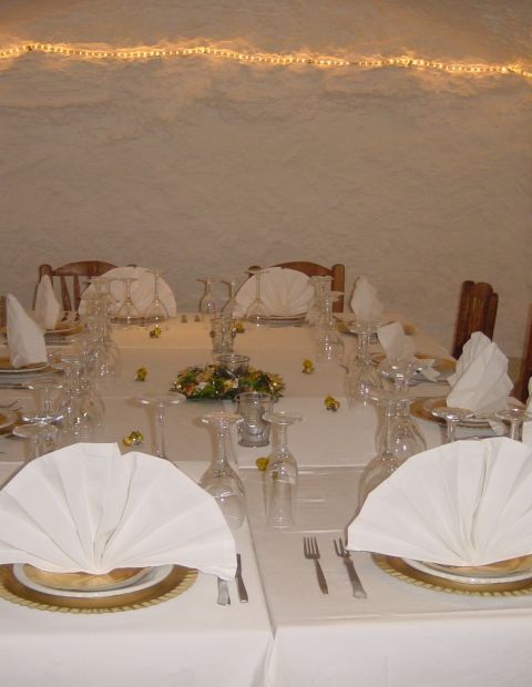 El interior del restaurante en la cueva.