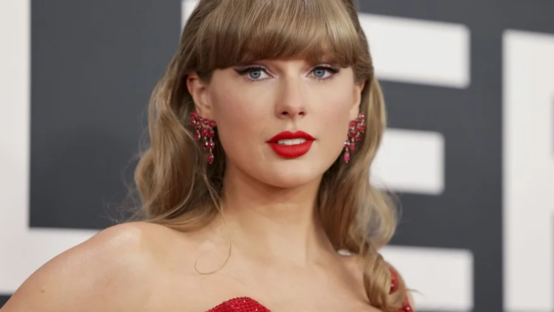 El look de Taylor Swift para su boda: vestido de novia de Christian Dior y zapatos personalizados de Louboutin El look de Taylor Swift para su boda: vestido de novia de Christian Dior y zapatos personalizados de Louboutin
