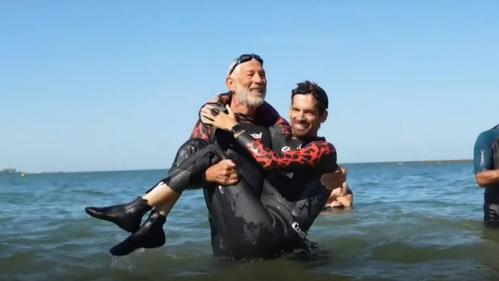 El reto solidario de un padre y un hijo: cruzan a nado la Bahía de Cádiz tras una lesión medular