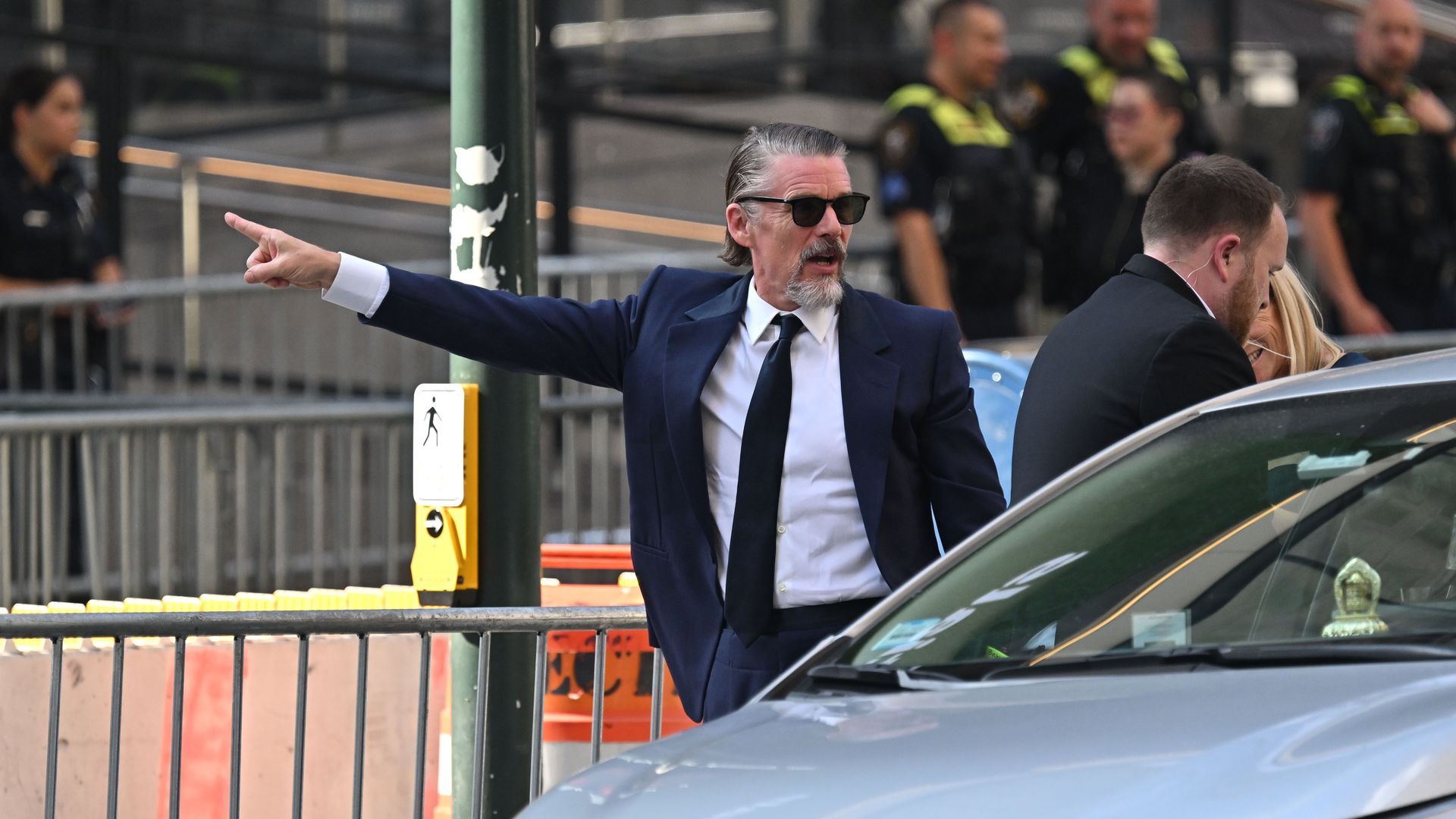 Ethan Hawke, llegando a la boda de Taylor Swift y Travis Kelce