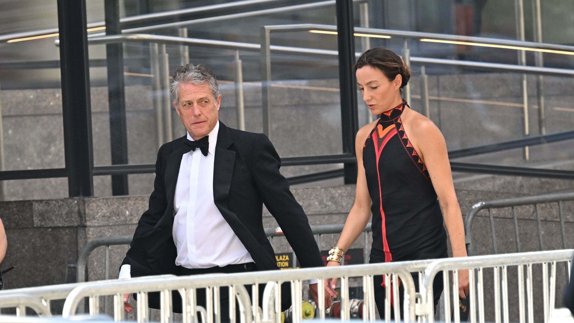 Hugh Grant and Anna Elisabet Eberstein, llegando a la boda de Taylor Swift y Travis Kelce