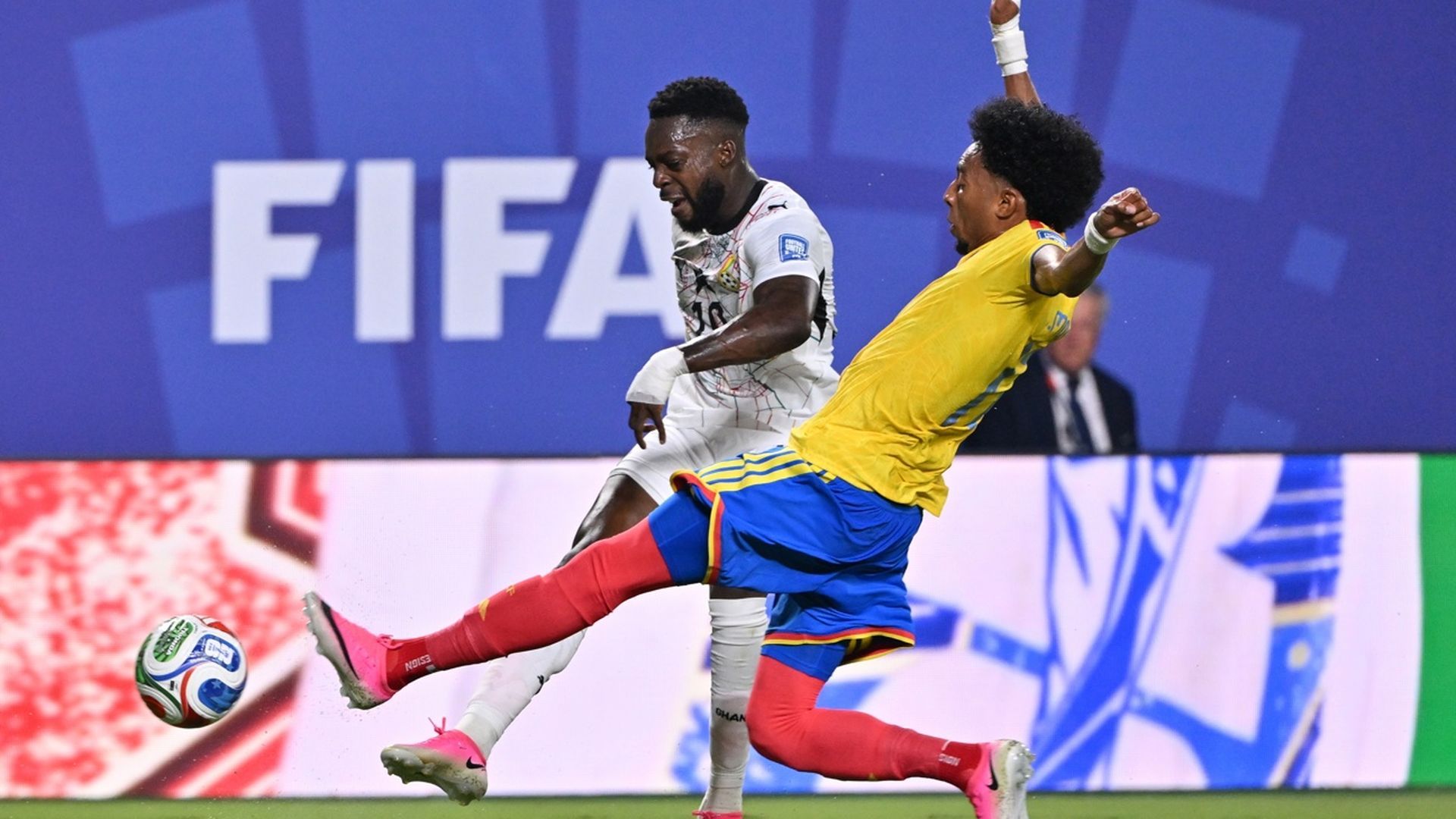 Iñaki Williams centra delante de Mojica en el Colombia-Ghana