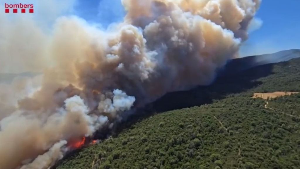 Última hora del incendio en la Bisbal d'Empordà, Girona: alertan de una situación "difícil" por el viento