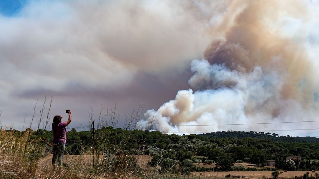 Imágenes del incendio en la Bisbal d'Empordà, Girona: Illa anuncia el cierre de Les Gavarres, que "en el peor de los escenarios" podría arder entero