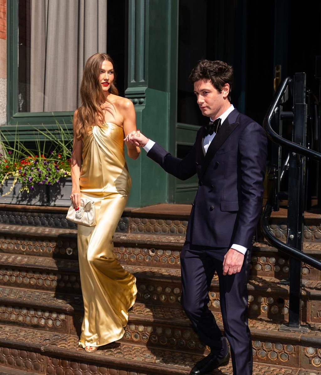 Karlie Kloss y Joshua Kushner, llegando a la boda de Taylor Swift y Travis Kelce