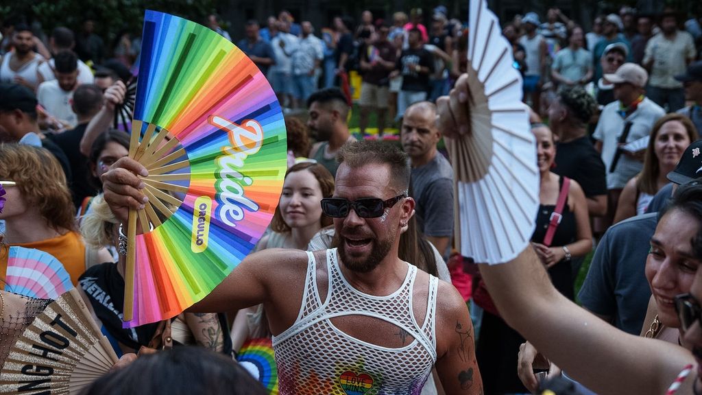 La manifestación del Orgullo tomas las calles de Madrid bajo el lema "disidencia y resistencia" y con Redondo, López y García en la cabecera