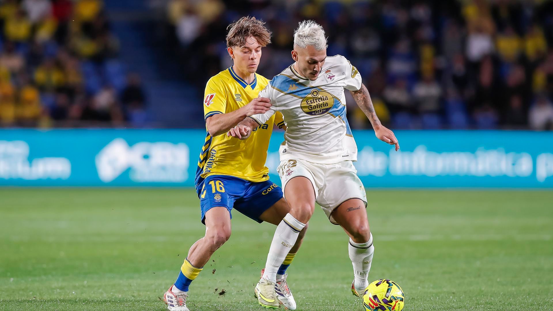 Lorenzo Amatucci, ante Stoichkov en el Las Palmas-Dépor