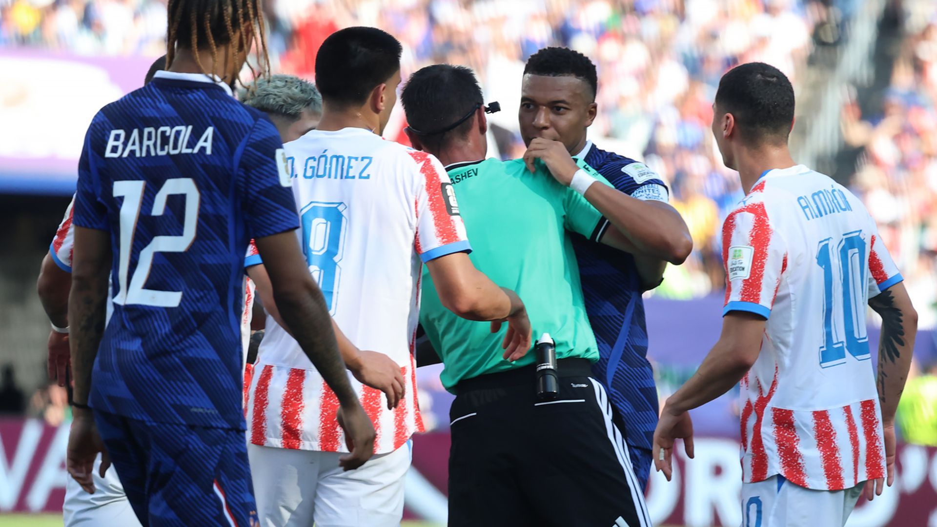 Kylian Mbappé se encara con los jugadores de Paraguay Kylian Mbappé se encara con los jugadores de Paraguay