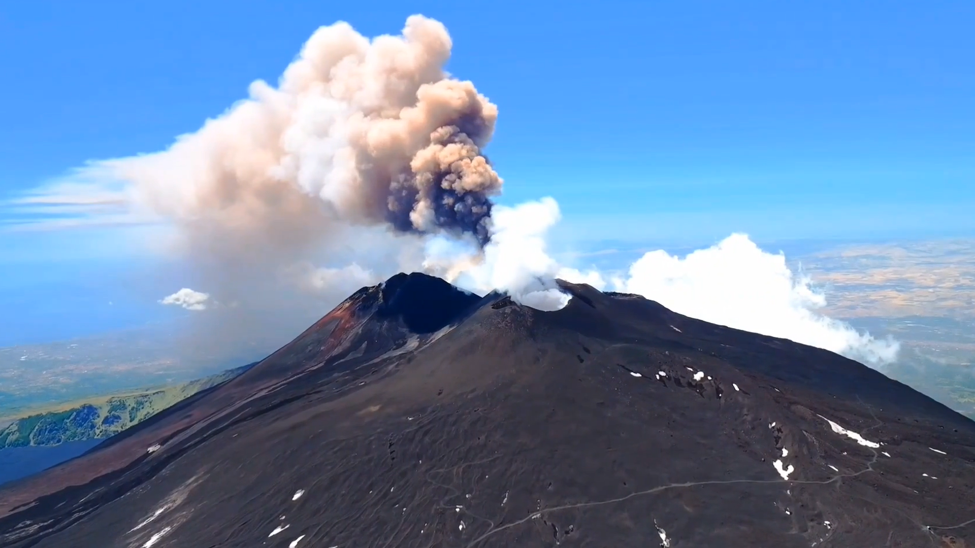 La actividad eruptiva del volcán Etna obliga a cerrar parte del espacio aéreo de Sicilia, Italia La actividad eruptiva del volcán Etna obliga a cerrar parte del espacio aéreo de Sicilia, Italia