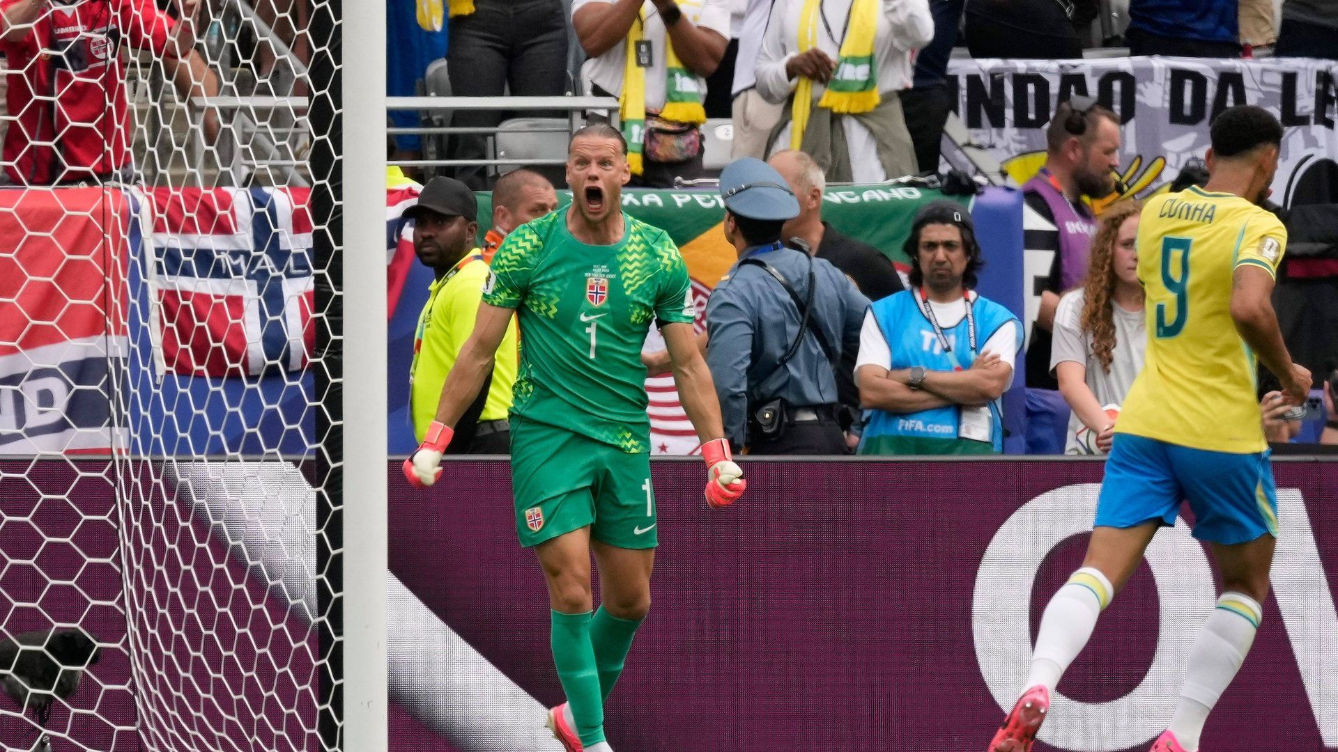 Orjan Nyland celebra el penalti parado en el Noruega-Brasil