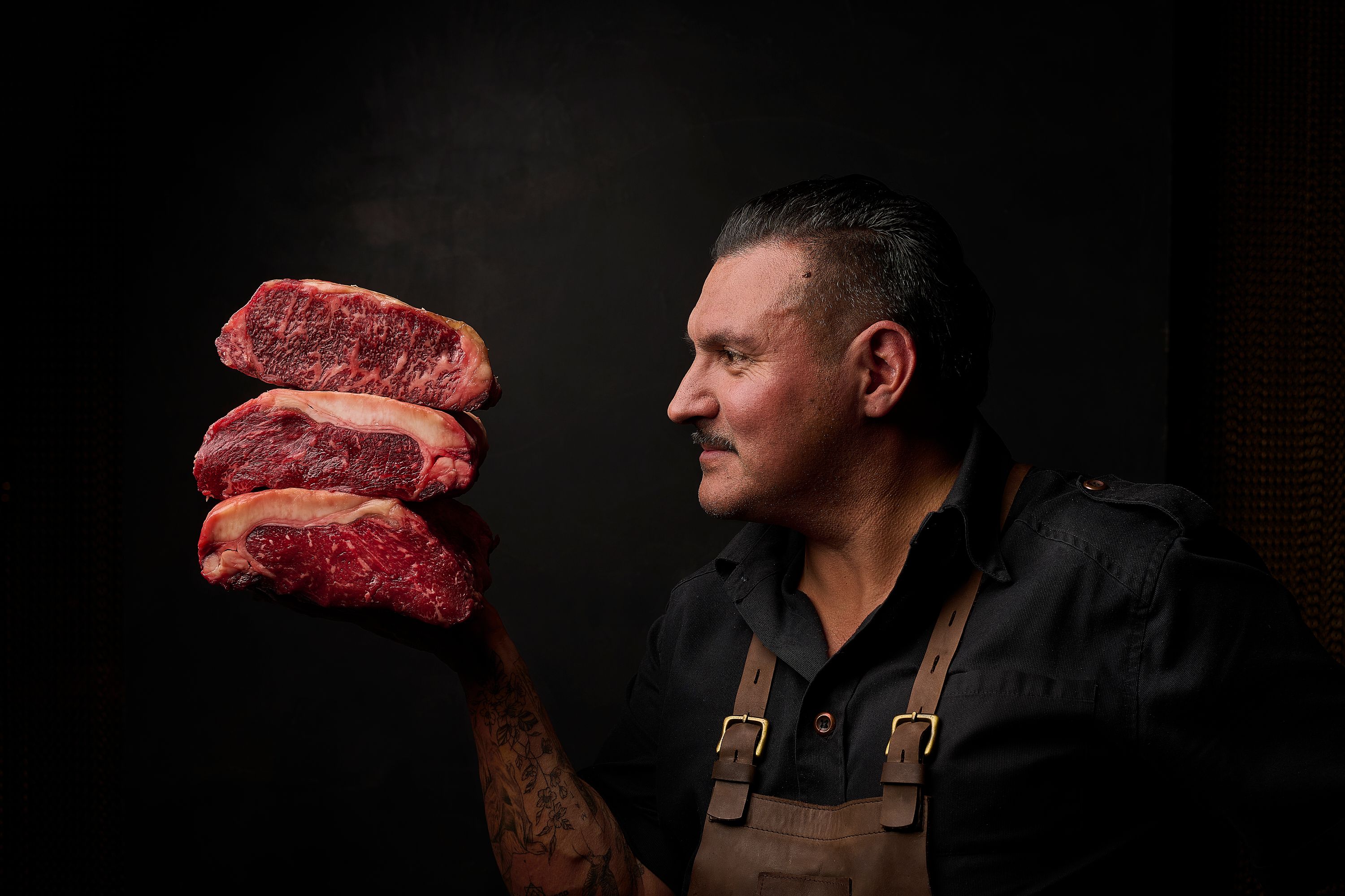 Javier Brichetto con algunos de los cortes de carne que trabaja en Piantao