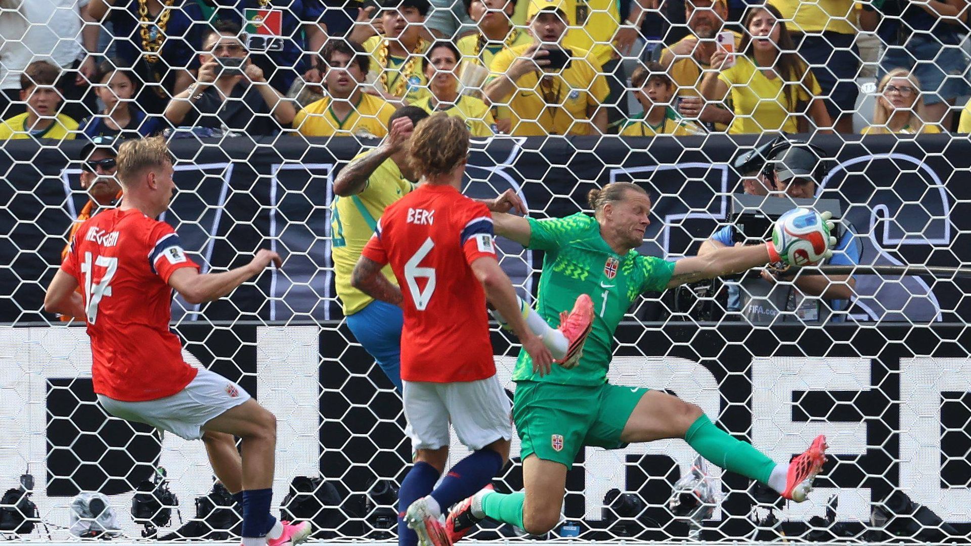 Parada de Orjan Nyland en el Brasil-Noruega Parada de Orjan Nyland en el Brasil-Noruega