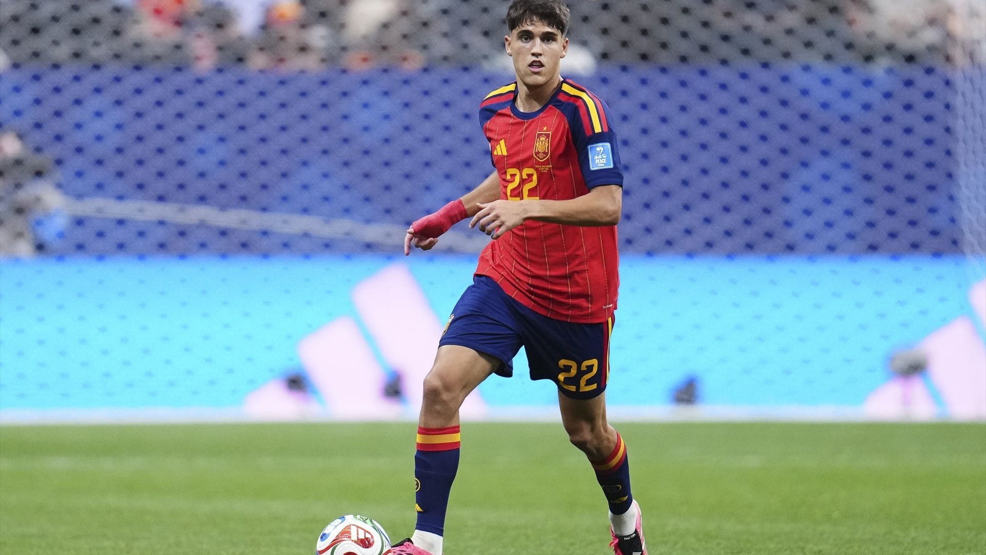 Pau Cubarsí, durante un partido del Mundial con España