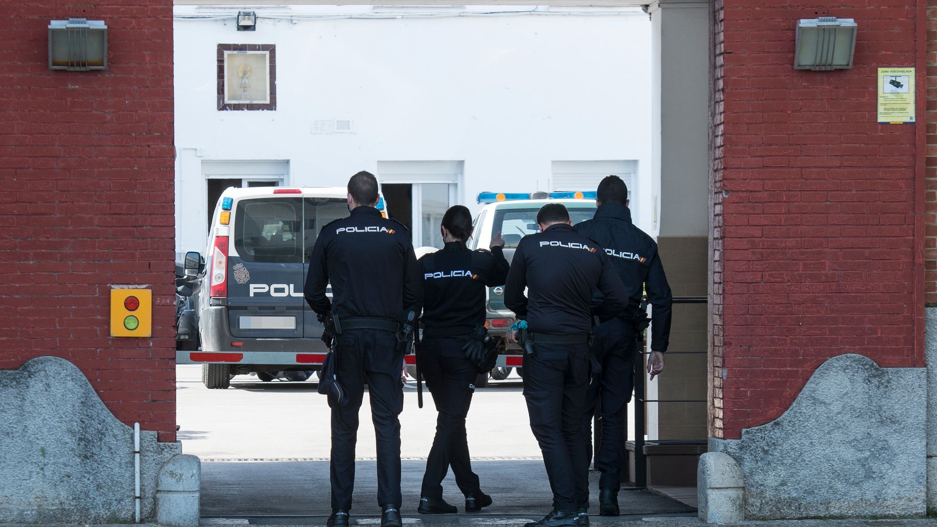 Agentes de la Policía Nacional entran en una comisaría de la Guardia Civil en Girona para ser vacunados contra la covid por orden judicial en mayo de 2021 Agentes de la Policía Nacional entran en una comisaría de la Guardia Civil en Girona para ser vacunados contra la covid por orden judicial en mayo de 2021