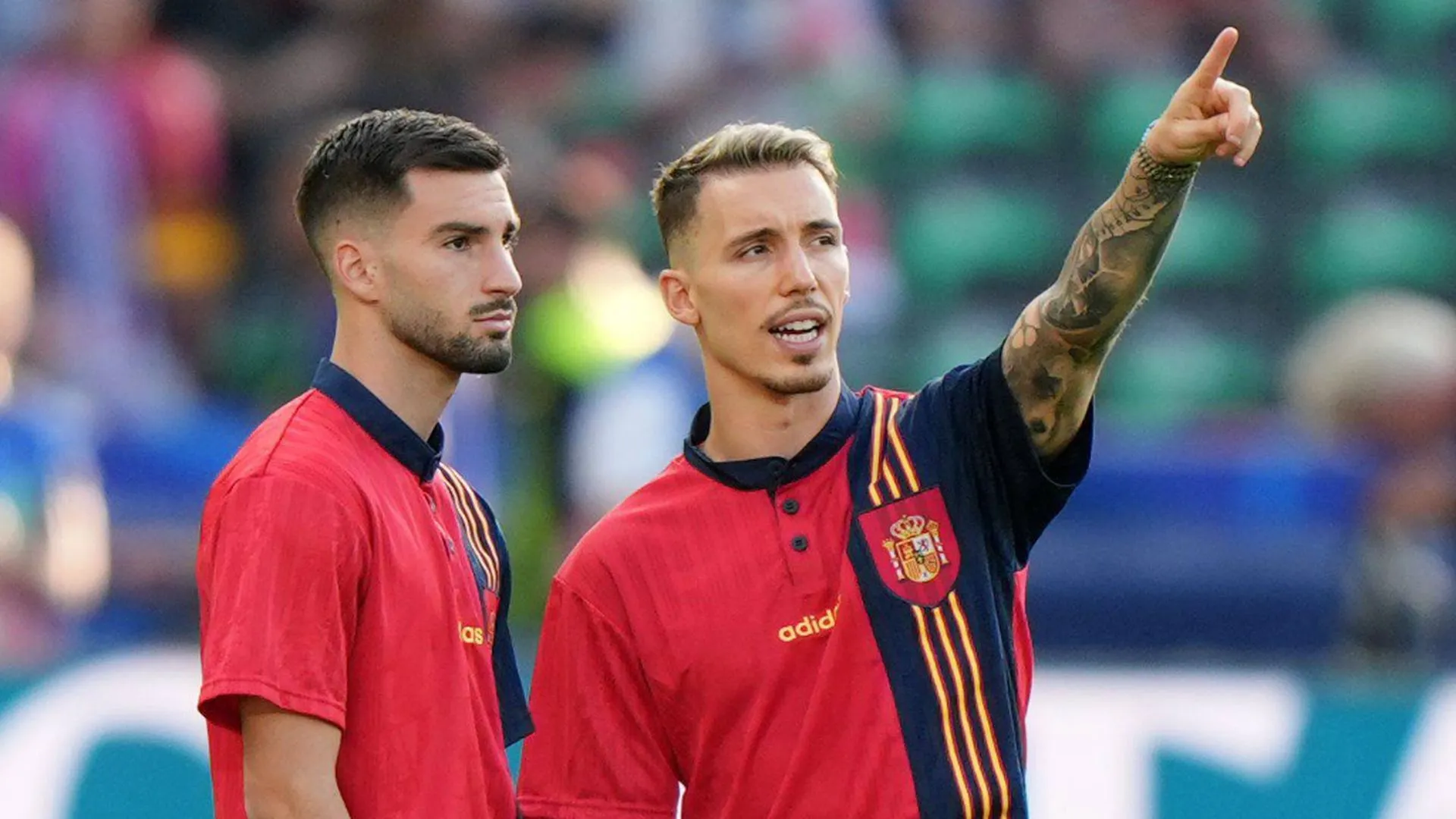 Álex Baena y Alejandro Grimaldo, en un partido de España Álex Baena y Alejandro Grimaldo, en un partido de España