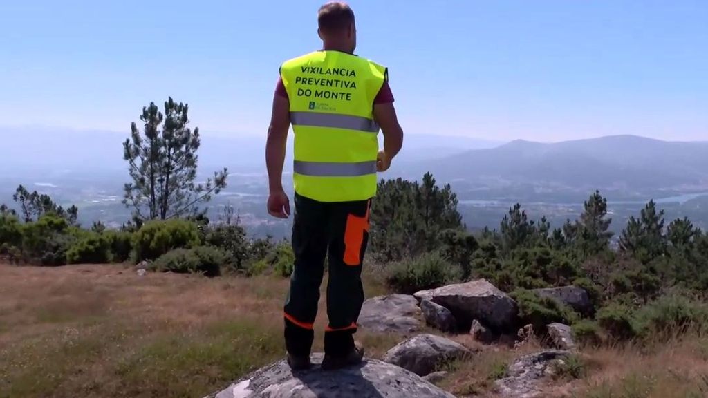 Así evitan los brigadistas y vecinos voluntarios de 'Ollos no monte' que las llamas quemen los bosques gallegos