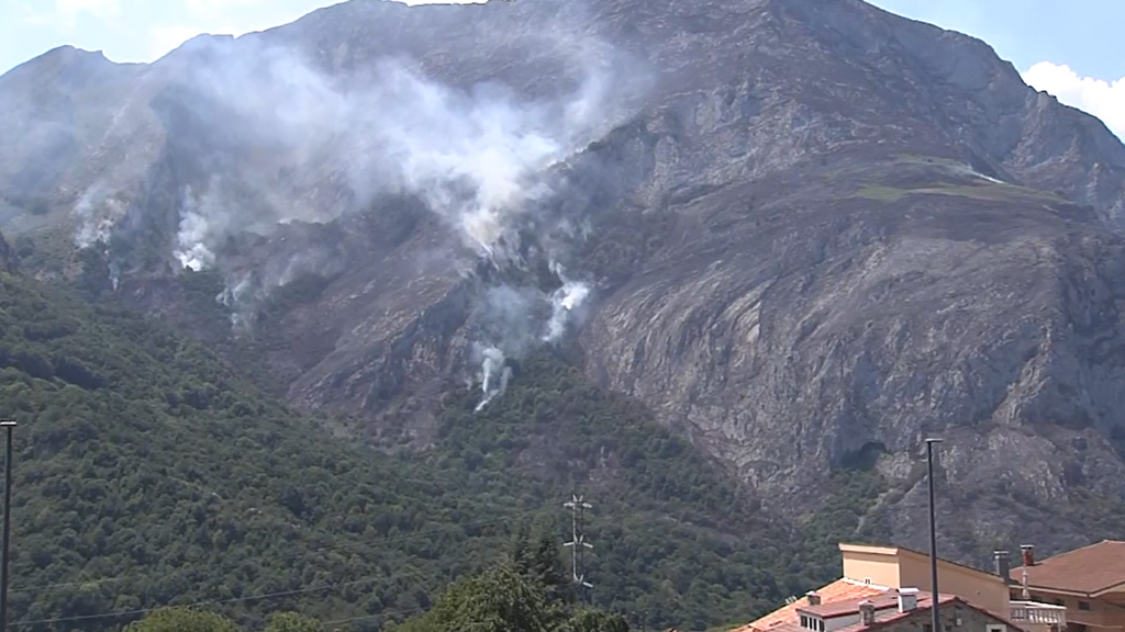 Así evolucionan los incendios en León, Girona, Barcelona y Huesca: levantan el confinamiento de los vecinos de Ribota de Sajambre