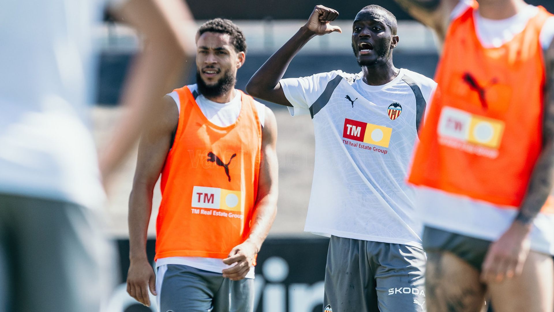 Diakhaby entrenando con el Valencia CF