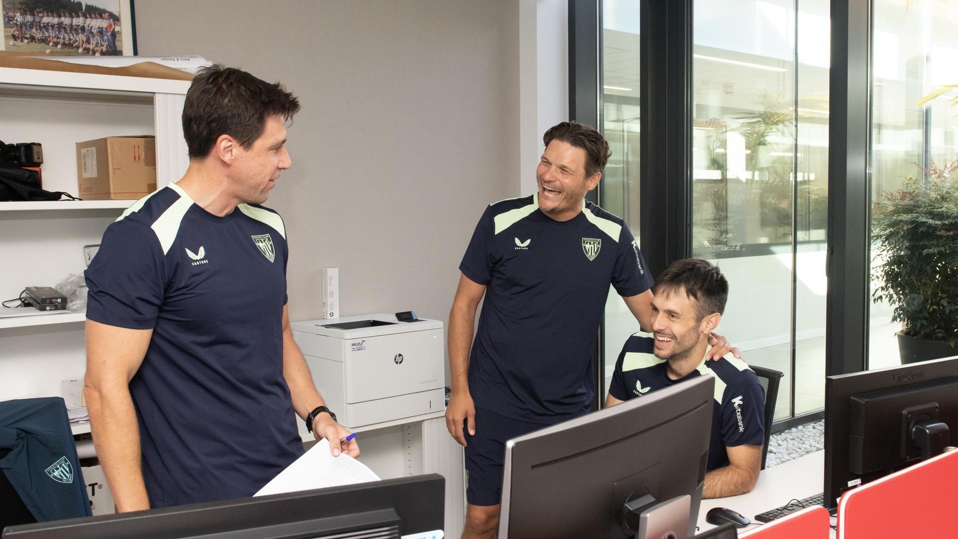 Edin Terzic y su equipo de trabajo, durante la pretemporada. Edin Terzic y su equipo de trabajo, durante la pretemporada.