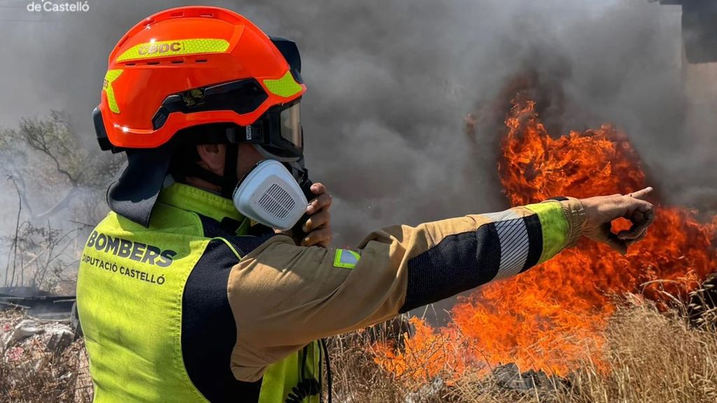 El incendio en Soneja se extiende y obliga a evacuar a 500 personas del municipio más cercano
