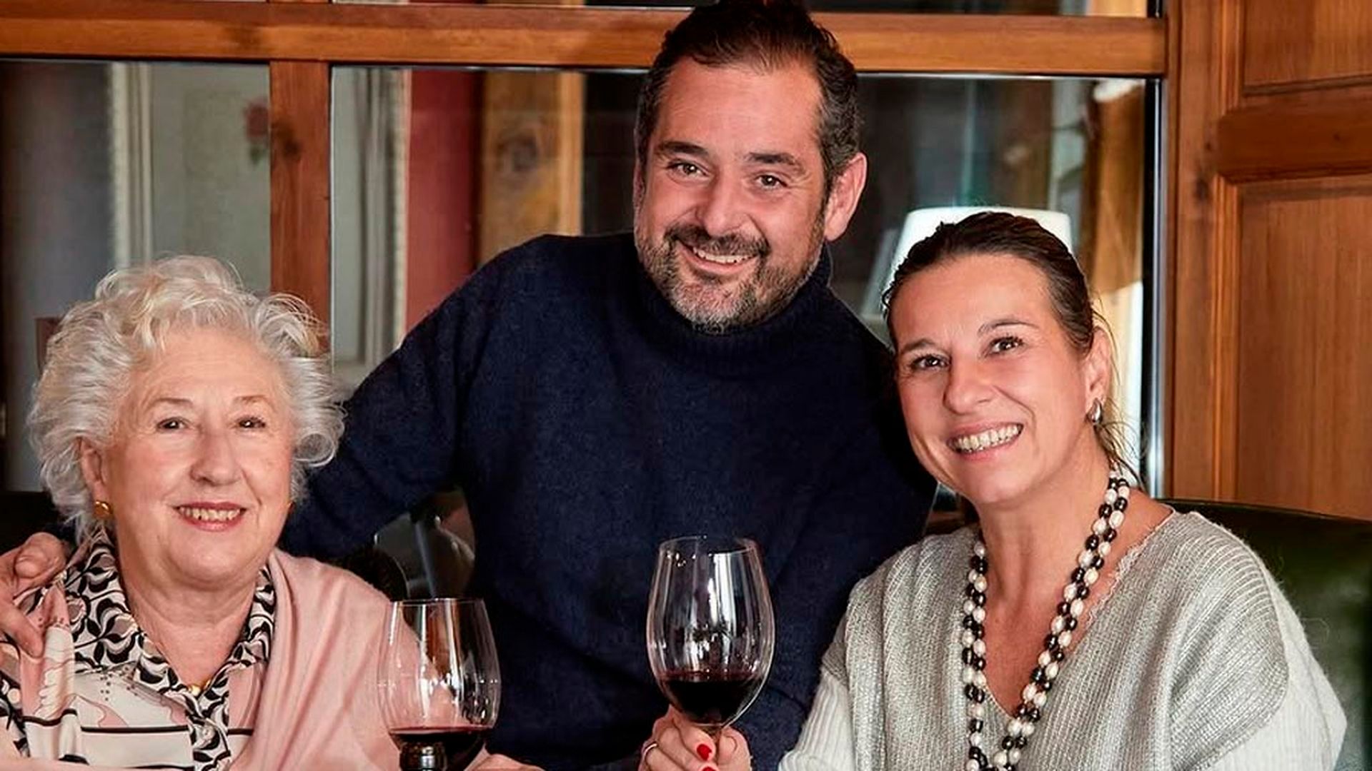 El bodeguero Iván Sanz Cid, con su hermana, Belén, y su madre, María Luz El bodeguero Iván Sanz Cid, con su hermana, Belén, y su madre, María Luz