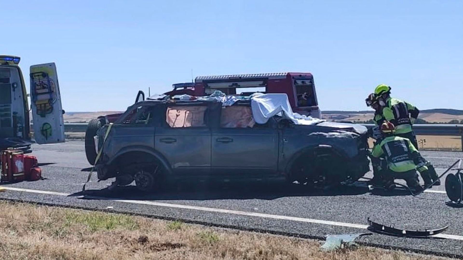 El coche en el que murieron el bodeguero Iván Sanz, su esposa y dos de sus hijos chocó dos veces contra la mediana El coche en el que murieron el bodeguero Iván Sanz, su esposa y dos de sus hijos chocó dos veces contra la mediana