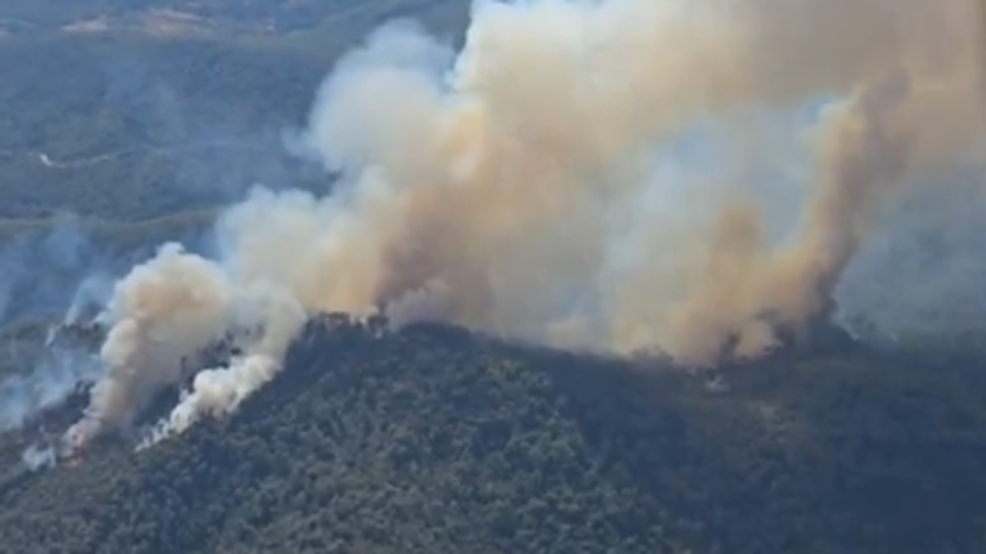 El origen del fuego en Sentmenat, Barcelona: una excavadora se incendió en una zona de campos de cultivo El origen del fuego en Sentmenat, Barcelona: una excavadora se incendió en una zona de campos de cultivo