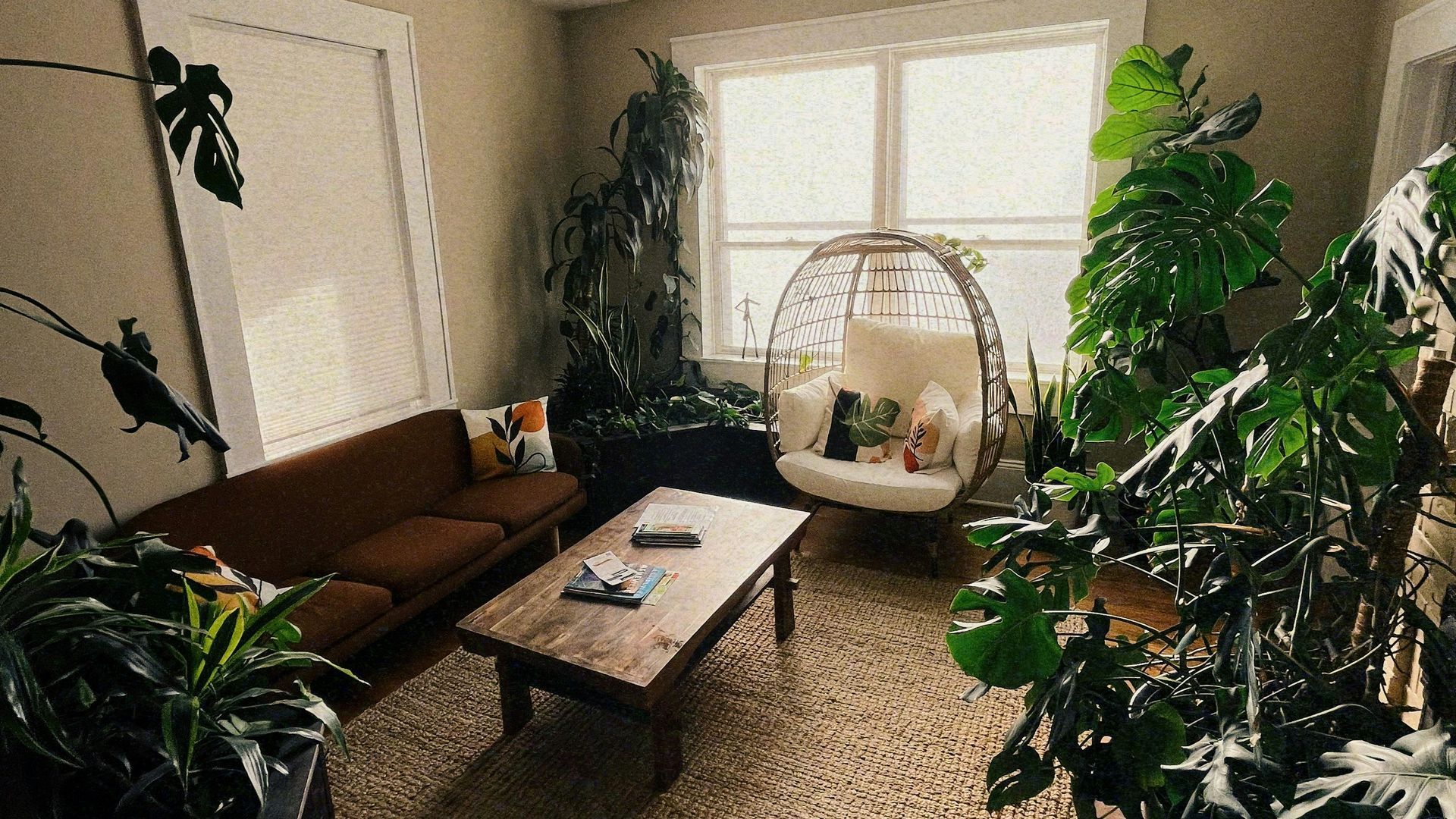 El salón de una casa con muchas plantas El salón de una casa con muchas plantas