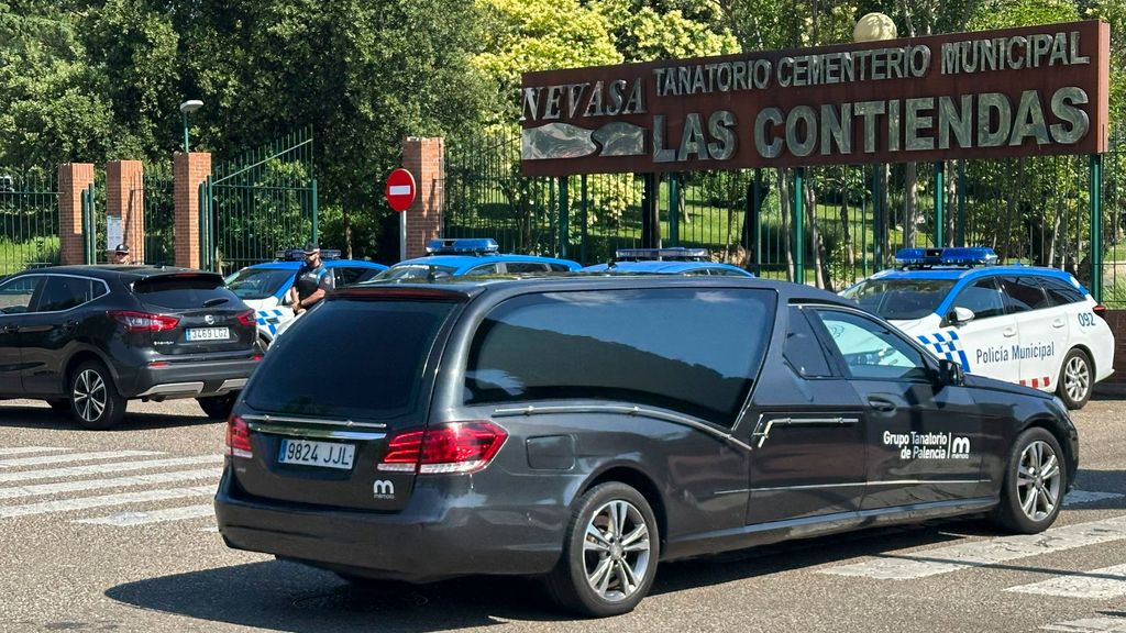El velatorio al bodeguero Iván Sanz, su mujer y dos hijos en la estricta intimidad: respeto, emoción contenida y el apoyo a la familia