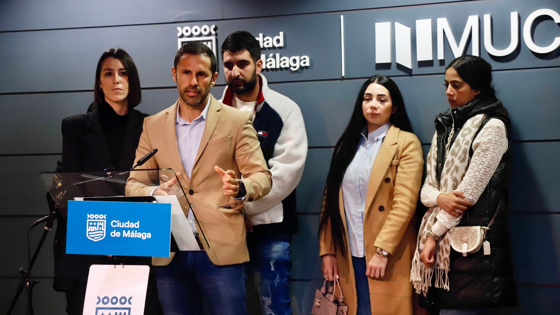 EuropaPress_7177078_abogado_samuel_tejeda_junto_abogada_miriam_rosales_comparecen_medios_junto EuropaPress_7177078_abogado_samuel_tejeda_junto_abogada_miriam_rosales_comparecen_medios_junto