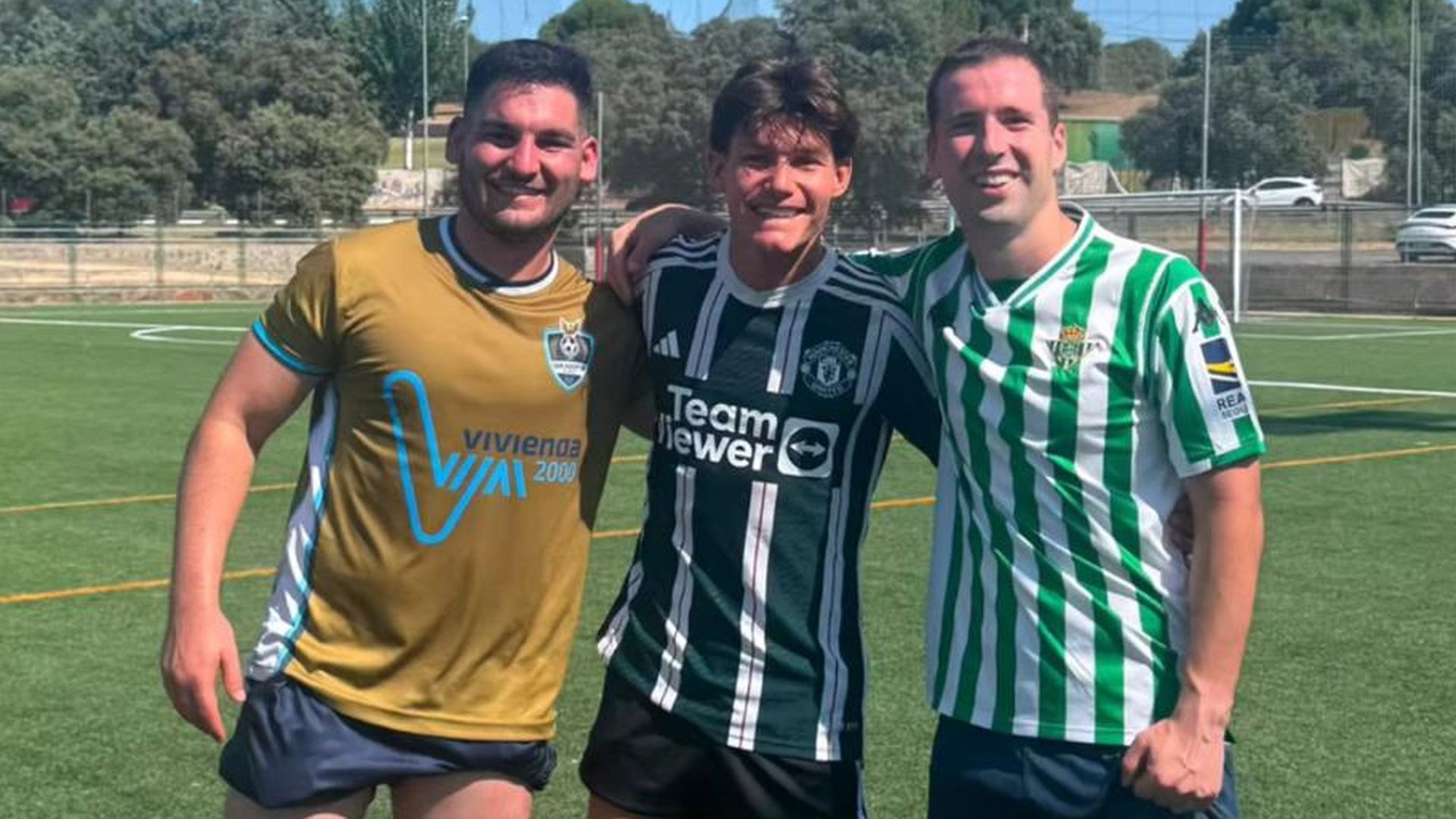 Fran García y su amigo con la camiseta del Betis Fran García y su amigo con la camiseta del Betis