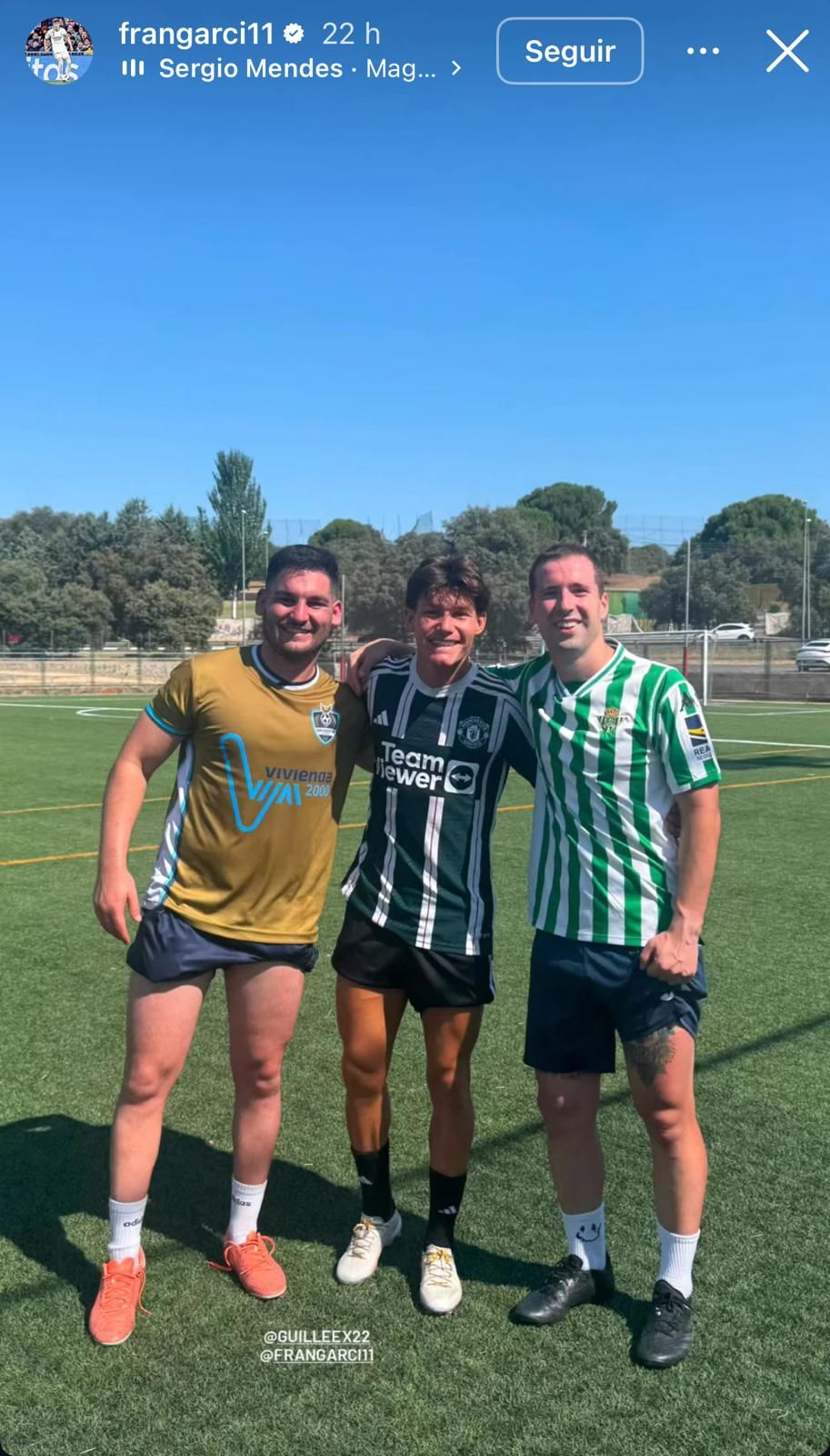Fran García y su amigo con la camiseta del Betis
