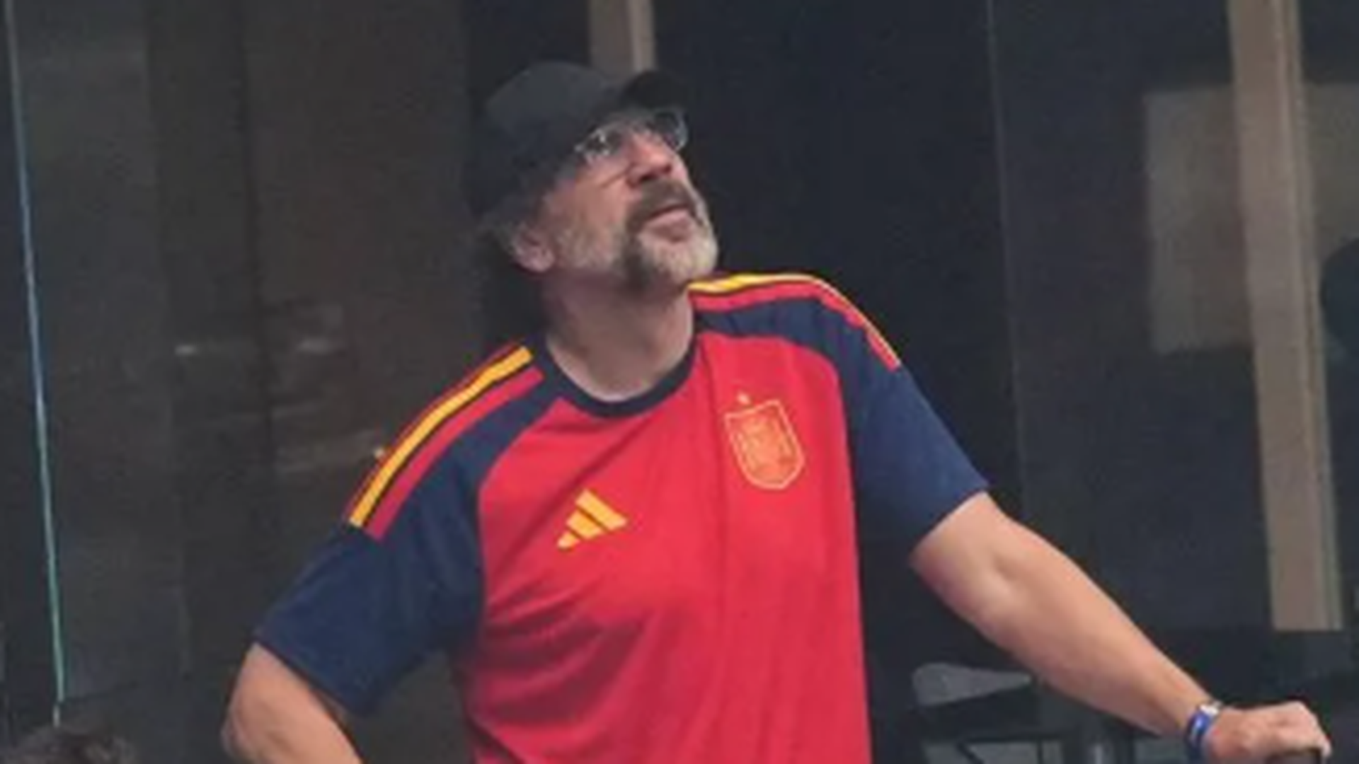 Javier Bardem acaba con la polémica y luce la camiseta de la Selección Española en el partido contra Portugal Javier Bardem acaba con la polémica y luce la camiseta de la Selección Española en el partido contra Portugal
