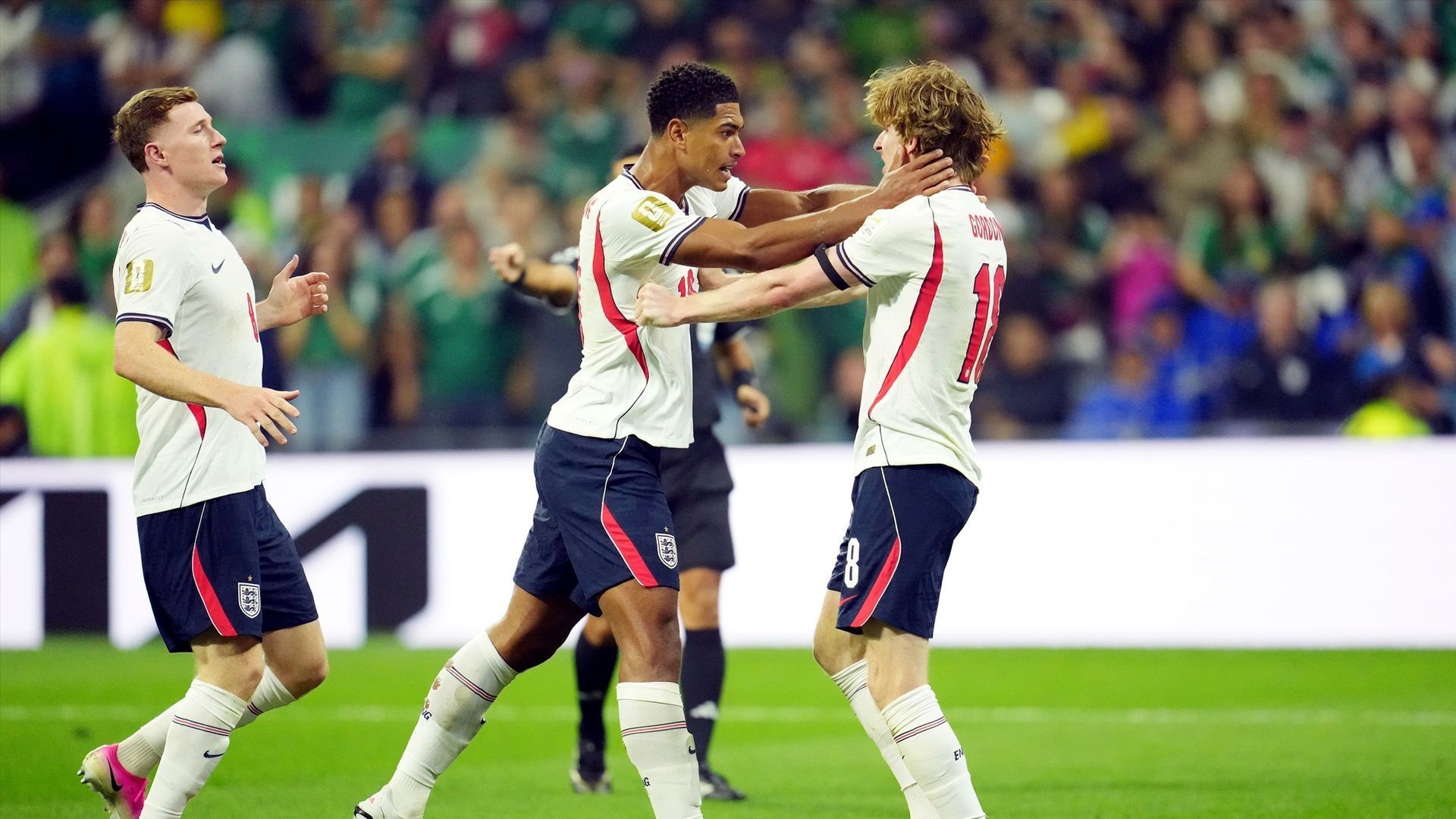 Jude Bellingham y Anthony Gordon celebran en el México-Inglaterra Jude Bellingham y Anthony Gordon celebran en el México-Inglaterra