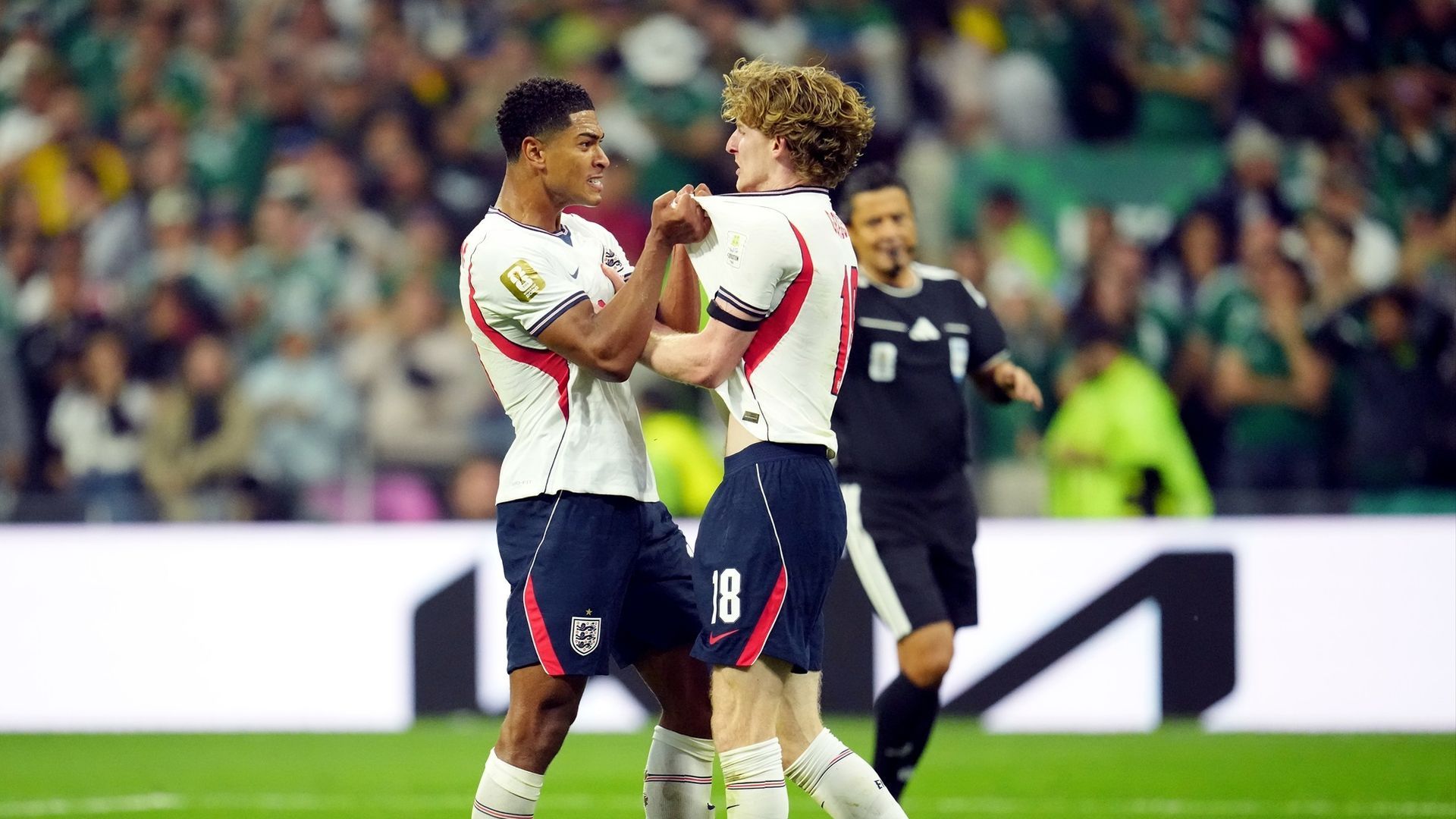 Jude Bellingham y Anthony Gordon celebran en el México-Inglaterra