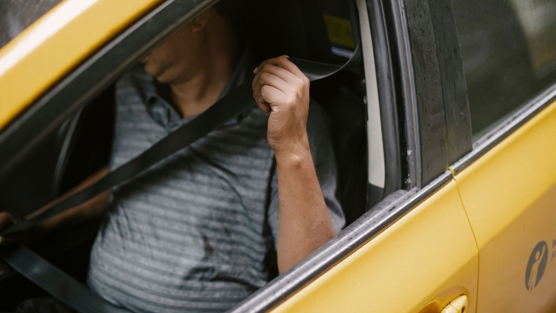 La nueva normativa sobre el cinturón de seguridad que afecta a taxistas, profesores de autoescuela y repartidores de mercancías La nueva normativa sobre el cinturón de seguridad que afecta a taxistas, profesores de autoescuela y repartidores de mercancías