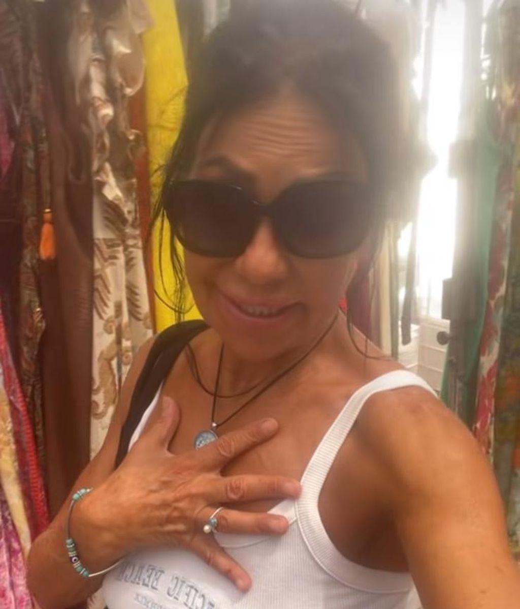 Las imágenes de Maite Galdeano en el mercadillo mientras su hija cumplía años