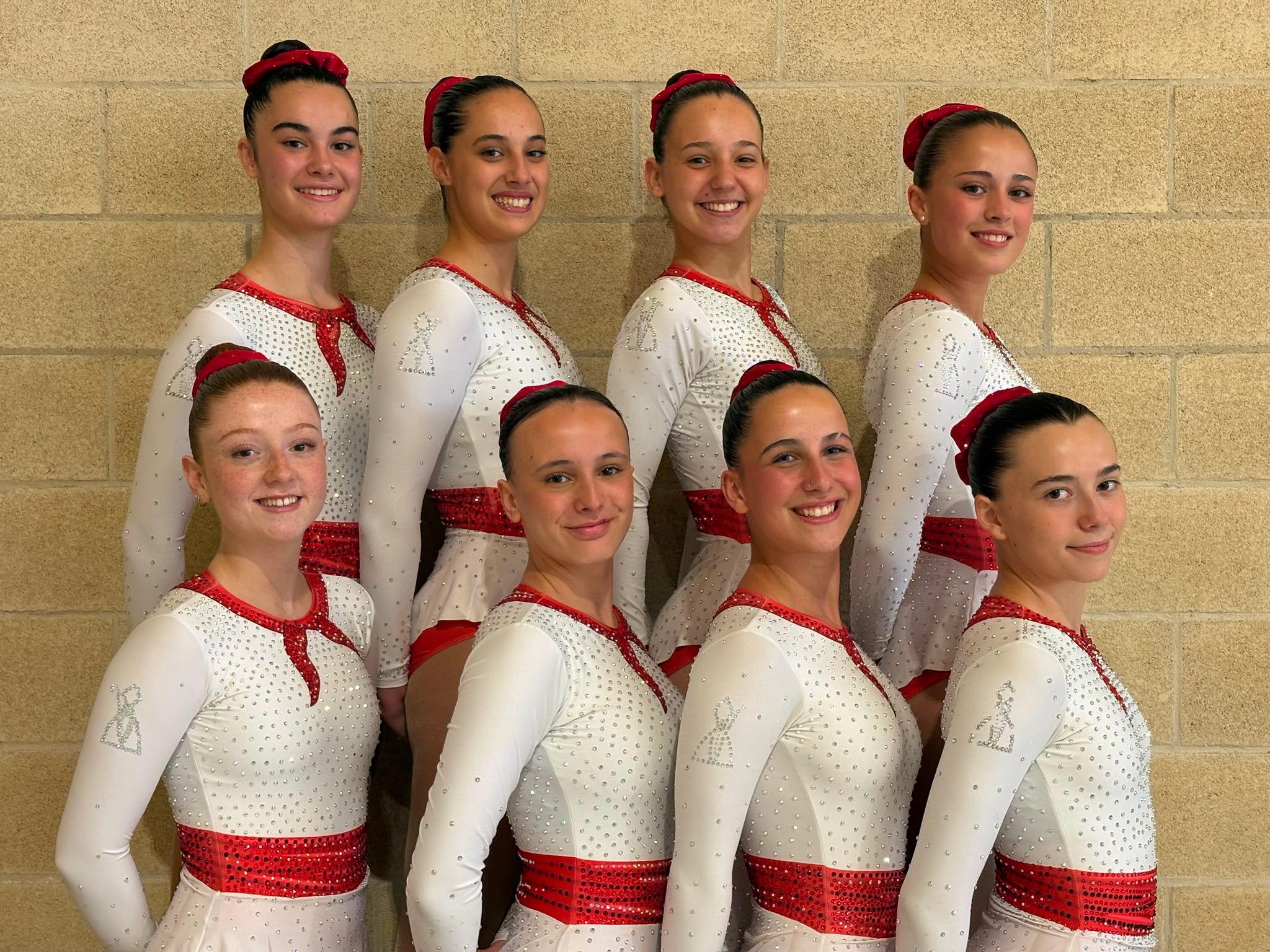 Las ocho gimnastas con su equipación inspirada en los Sanfermines