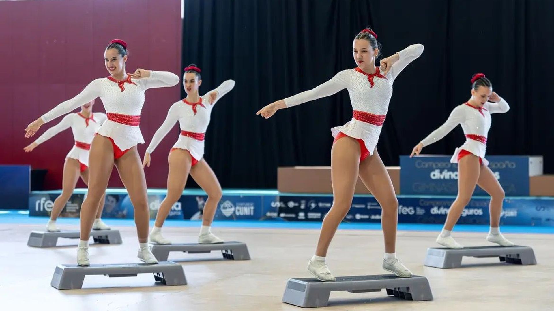 Las ocho gimnastas del equipo junior de Aerostep del club Biribildu Las ocho gimnastas del equipo junior de Aerostep del club Biribildu