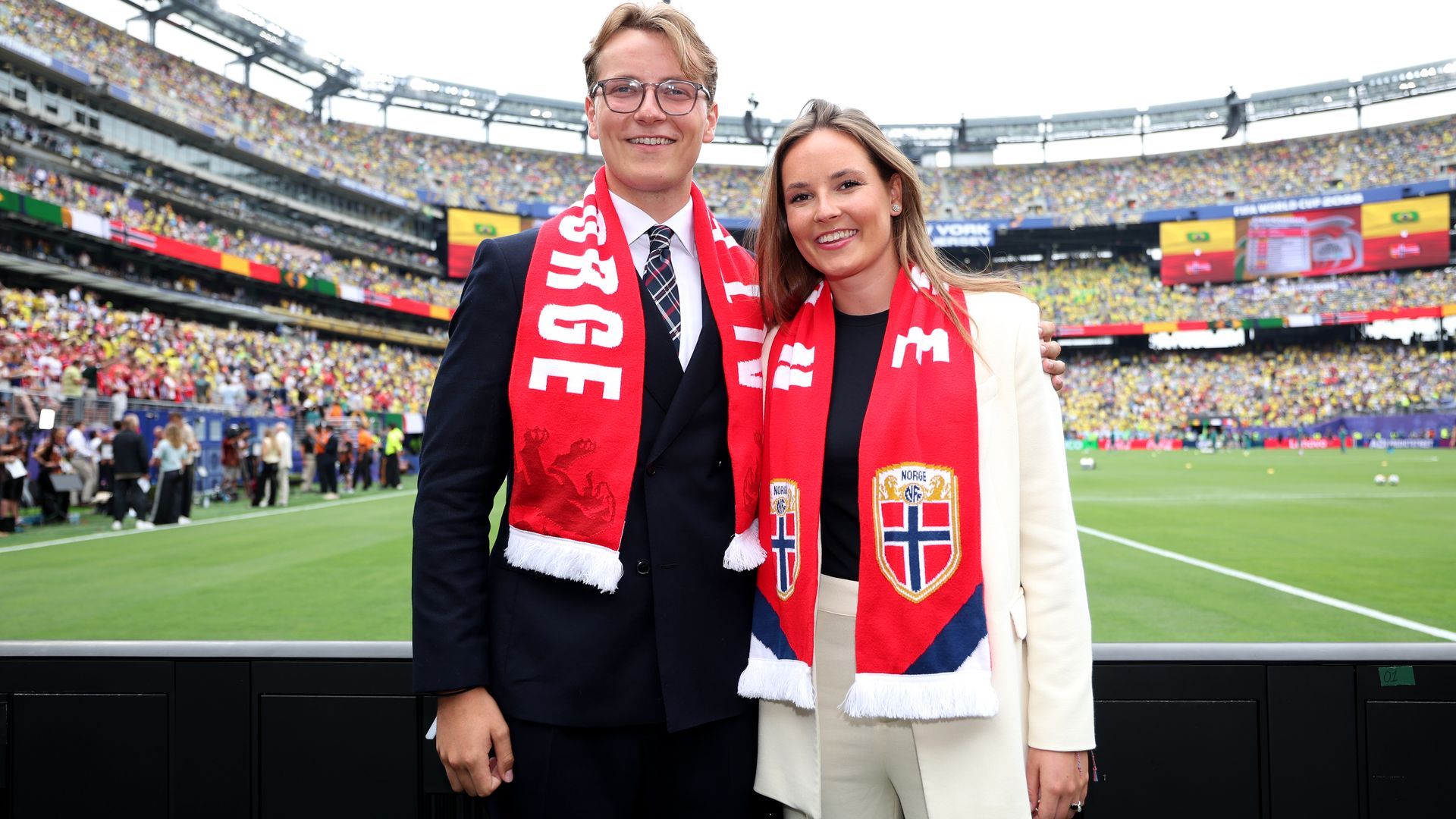 Los príncipes Sverre Magnus e Ingrid Alexandra, en Nueva York viendo la victoria de Noruega ante Brasil en el Mundial