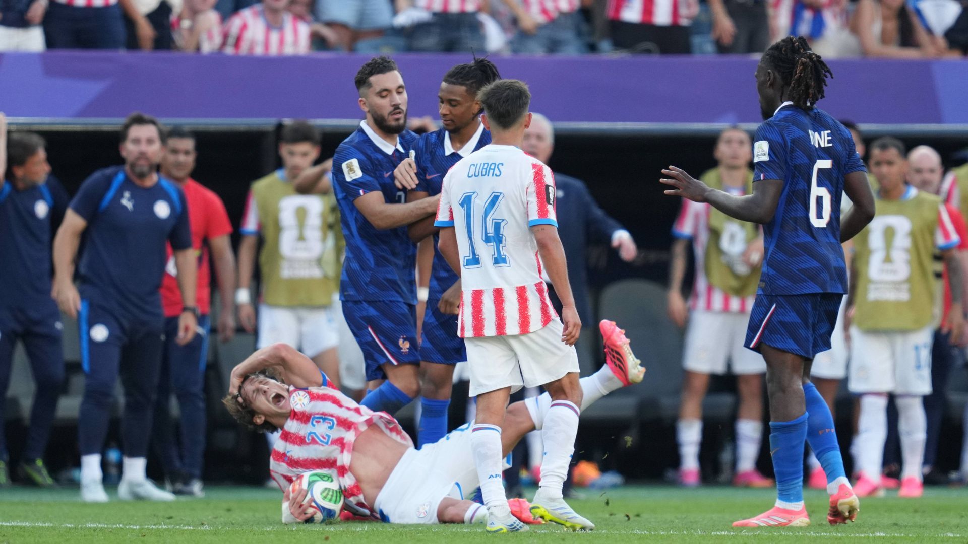 Michael Olise durante la acción en la que vio una tarjeta amarilla frente a Paraguay