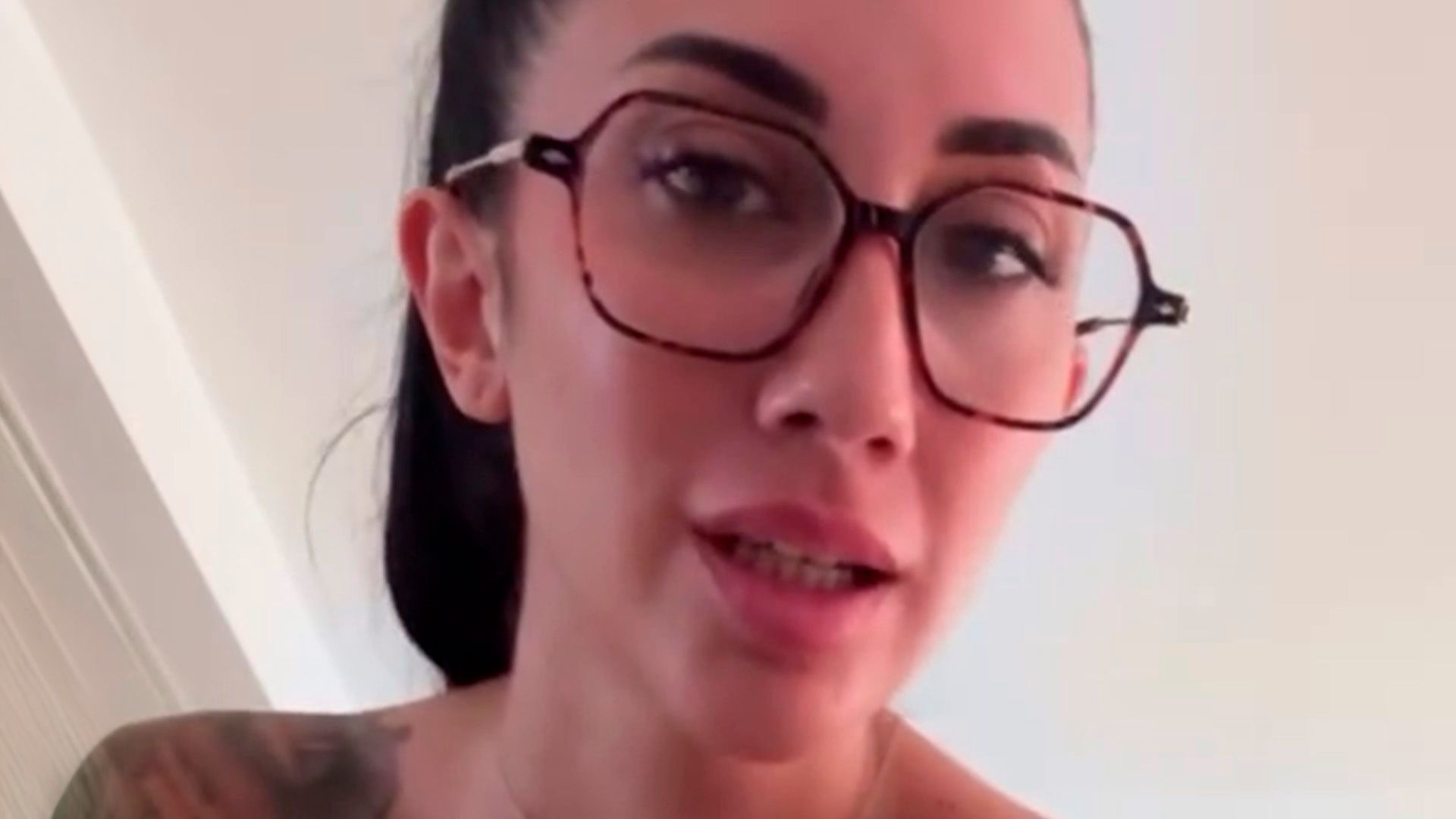 Naomi Asensi, indignada por las condiciones en las que le han entregado su nueva casa Naomi Asensi, indignada por las condiciones en las que le han entregado su nueva casa