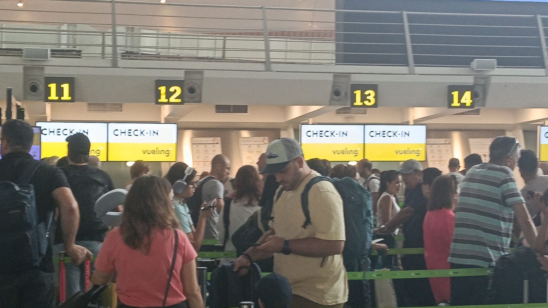 Pasajeros esta mañana en el aeropuerto de Loiu Pasajeros esta mañana en el aeropuerto de Loiu