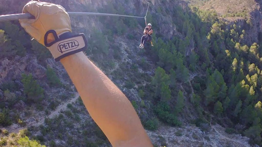 Rescatan a una mujer suspendida en el aire en una tirolina en Gandía